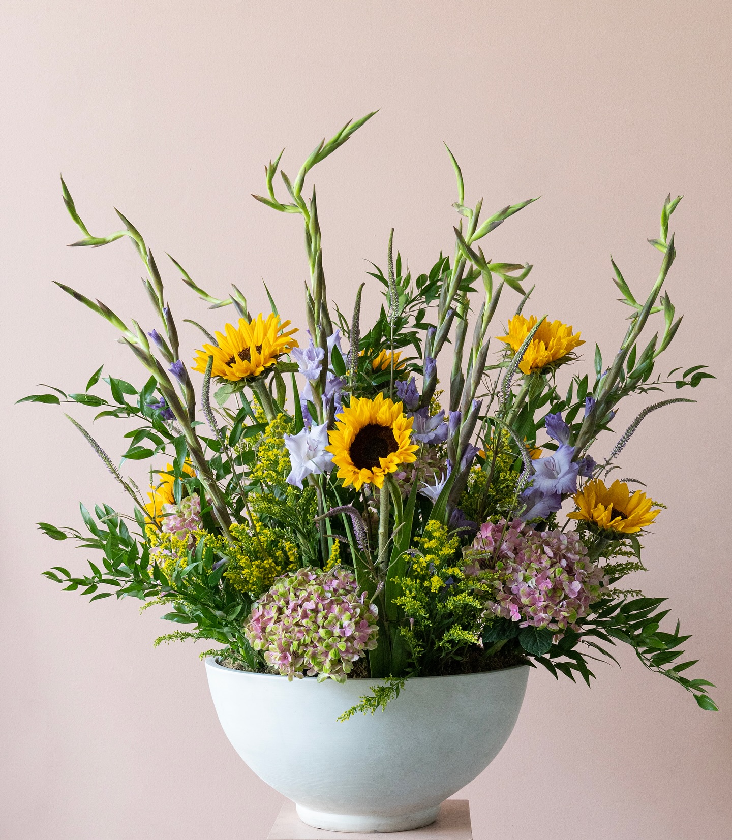 This arrangement feels just like the summer breeze 🌻🦋 Bring a cheerful touch of this season into your home now! ☀️

#AliaFlowers